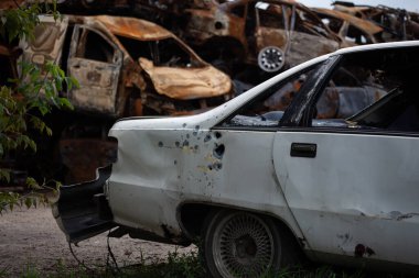 Gostomel, Kiev bölgesinde bir grup hurda ve yanmış sivil araba.