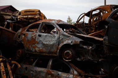 Gostomel, Kiev bölgesinde bir grup hurda ve yanmış sivil araba.