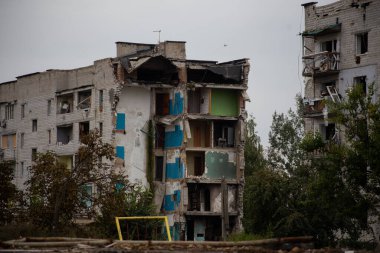 Rusya 'nın Ukrayna' yı işgalinden sonra Kiev bölgesindeki Borodyanka şehrindeki çok katlı binaları yıktı