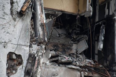 Rusya 'nın Ukrayna' yı işgalinden sonra Kiev bölgesindeki Borodyanka şehrindeki çok katlı binaları yıktı