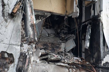 Rusya 'nın Ukrayna' yı işgalinden sonra Kiev bölgesindeki Borodyanka şehrindeki çok katlı binaları yıktı