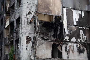 Rusya 'nın Ukrayna' yı işgalinden sonra Kiev bölgesindeki Borodyanka şehrindeki çok katlı binaları yıktı