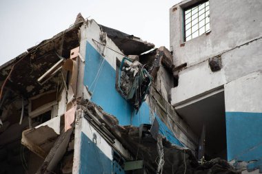 Rusya 'nın Ukrayna' yı işgalinden sonra Kiev bölgesindeki Borodyanka şehrindeki çok katlı binaları yıktı