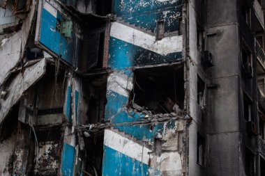 Rusya 'nın Ukrayna' yı işgalinden sonra Kiev bölgesindeki Borodyanka şehrindeki çok katlı binaları yıktı
