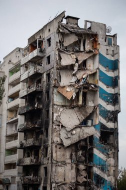 Rusya 'nın Ukrayna' yı işgalinden sonra Kiev bölgesindeki Borodyanka şehrindeki çok katlı binaları yıktı