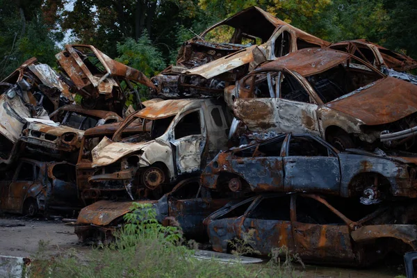 Egy Rakás Összetört Felgyújtott Civil Autó Kijevi Gosztomel Városban — Stock Fotó