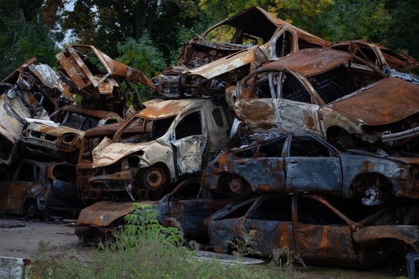 キエフ地方のゴストメル市で多くの破壊され焼かれた民間車 — ストック写真