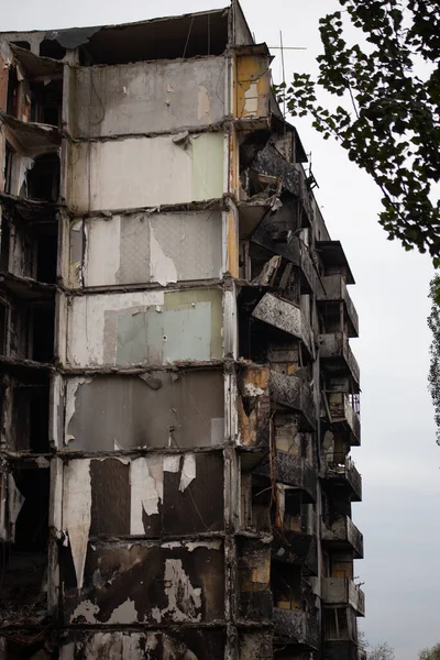 ウクライナのロシアの侵略の開始後 キエフ地域ボロディアンカの街で複数階建ての建物を破壊 — ストック写真