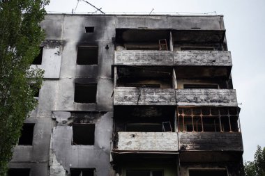 Rusya 'nın Ukrayna' yı işgalinden sonra Kiev bölgesindeki Borodyanka şehrindeki çok katlı binaları yıktı