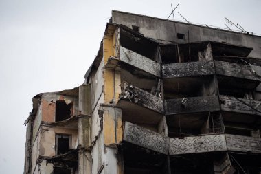 Rusya 'nın Ukrayna' yı işgalinden sonra Kiev bölgesindeki Borodyanka şehrindeki çok katlı binaları yıktı