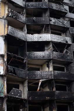 Rusya 'nın Ukrayna' yı işgalinden sonra Kiev bölgesindeki Borodyanka şehrindeki çok katlı binaları yıktı