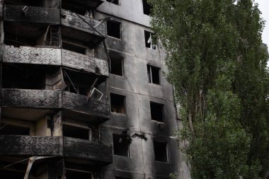 Rusya 'nın Ukrayna' yı işgalinden sonra Kiev bölgesindeki Borodyanka şehrindeki çok katlı binaları yıktı