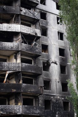 Rusya 'nın Ukrayna' yı işgalinden sonra Kiev bölgesindeki Borodyanka şehrindeki çok katlı binaları yıktı