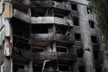 Rusya 'nın Ukrayna' yı işgalinden sonra Kiev bölgesindeki Borodyanka şehrindeki çok katlı binaları yıktı