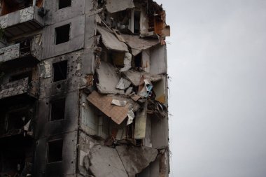Rusya 'nın Ukrayna' yı işgalinden sonra Kiev bölgesindeki Borodyanka şehrindeki çok katlı binaları yıktı
