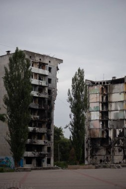 Rusya 'nın Ukrayna' yı işgalinden sonra Kiev bölgesindeki Borodyanka şehrindeki çok katlı binaları yıktı
