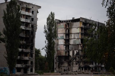 Rusya 'nın Ukrayna' yı işgalinden sonra Kiev bölgesindeki Borodyanka şehrindeki çok katlı binaları yıktı