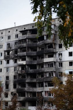 Rusya 'nın Ukrayna' yı işgalinden sonra Kiev bölgesindeki Borodyanka şehrindeki çok katlı binaları yıktı