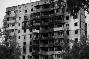 Rusya 'nın Ukrayna' yı işgalinden sonra Kiev bölgesindeki Borodyanka şehrindeki çok katlı binaları yıktı