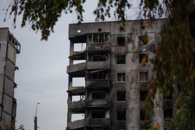 Rusya 'nın Ukrayna' yı işgalinden sonra Kiev bölgesindeki Borodyanka şehrindeki çok katlı binaları yıktı