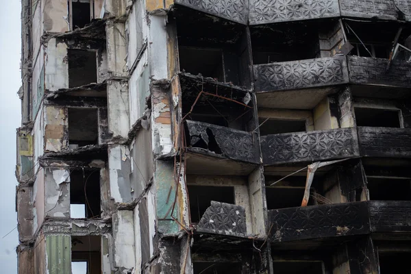 ウクライナのロシアの侵略の開始後 キエフ地域ボロディアンカの街で複数階建ての建物を破壊 — ストック写真
