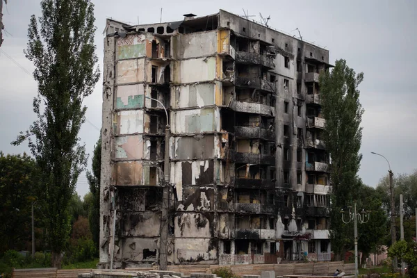 在俄罗斯入侵乌克兰之后 在基辅地区Borodyanka市被毁的多层楼房 — 图库照片