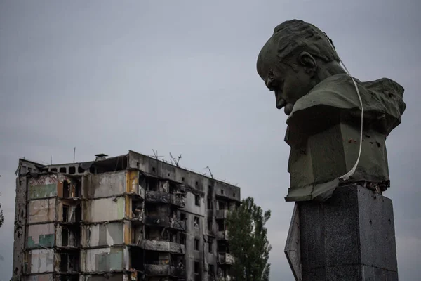 ウクライナのロシアの侵略の開始後 キエフ地域ボロディアンカの街で複数階建ての建物を破壊 — ストック写真