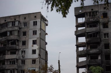 Rusya 'nın Ukrayna' yı işgalinden sonra Kiev bölgesindeki Borodyanka şehrindeki çok katlı binaları yıktı