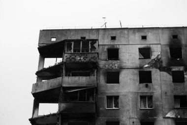 Rusya 'nın Ukrayna' yı işgalinden sonra Kiev bölgesindeki Borodyanka şehrindeki çok katlı binaları yıktı