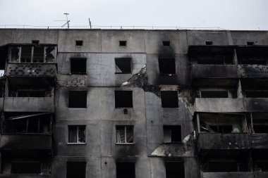 Rusya 'nın Ukrayna' yı işgalinden sonra Kiev bölgesindeki Borodyanka şehrindeki çok katlı binaları yıktı