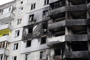 Rusya 'nın Ukrayna' yı işgalinden sonra Kiev bölgesindeki Borodyanka şehrindeki çok katlı binaları yıktı