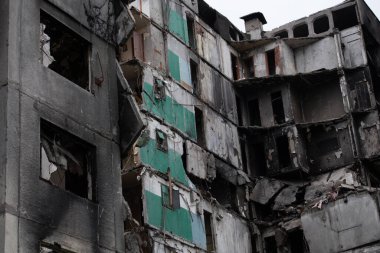 Rusya 'nın Ukrayna' yı işgalinden sonra Kiev bölgesindeki Borodyanka şehrindeki çok katlı binaları yıktı