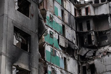 Rusya 'nın Ukrayna' yı işgalinden sonra Kiev bölgesindeki Borodyanka şehrindeki çok katlı binaları yıktı