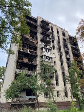 Rusya 'nın Ukrayna' yı işgalinden sonra Irpen 'deki konut binaları yıkıldı ve hasar gördü