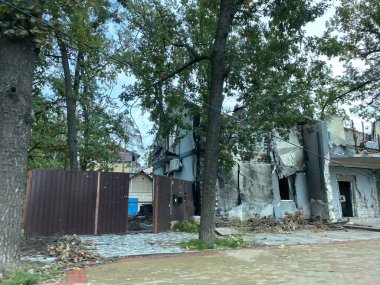 Rusya 'nın Ukrayna' yı işgalinden sonra Irpen 'deki konut binaları yıkıldı ve hasar gördü