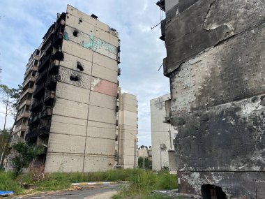 Rusya 'nın Ukrayna' yı işgalinden sonra Irpen 'deki konut binaları yıkıldı ve hasar gördü