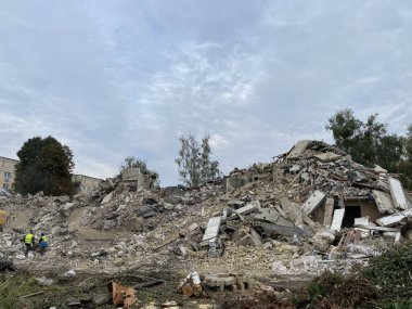Rusya 'nın Ukrayna' yı işgalinden sonra Irpen 'deki yerleşim alanlarının yıkılması ve hasar görmesi