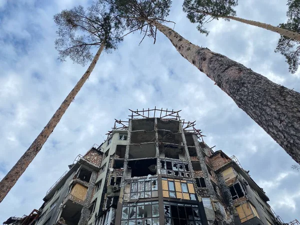 Rusya 'nın Ukrayna' yı işgalinden sonra Bucha 'daki yerleşim alanlarının yıkılması ve hasar görmesi
