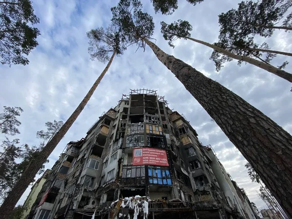 Rusya 'nın Ukrayna' yı işgalinden sonra Bucha 'daki yerleşim alanlarının yıkılması ve hasar görmesi