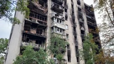 Rusya 'nın Ukrayna' yı işgalinden sonra Irpen 'deki konut binaları yıkıldı ve hasar gördü