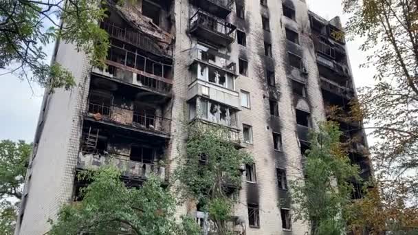 Zerstörte Und Beschädigte Wohnhäuser Irpen Nach Russischem Einmarsch Der Ukraine — Stockvideo