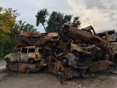 Kiev bölgesindeki Gostomel 'de yanmış ve bombalanmış bir grup araba.