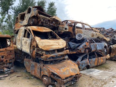 Kiev bölgesindeki Gostomel 'de yanmış ve bombalanmış bir grup araba.