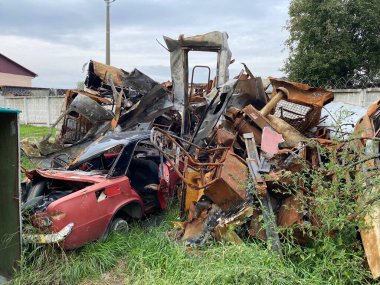 Kiev bölgesindeki Gostomel 'de yanmış ve bombalanmış bir grup araba.