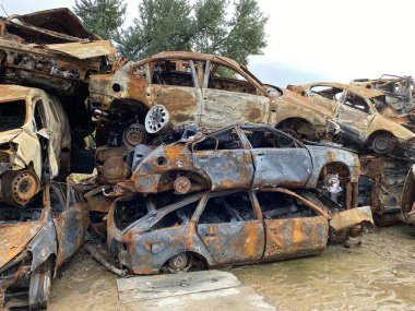 Kiev bölgesindeki Gostomel 'de yanmış ve bombalanmış bir grup araba.