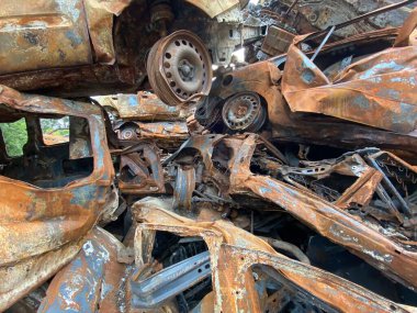 Kiev bölgesindeki Gostomel 'de yanmış ve bombalanmış bir grup araba.