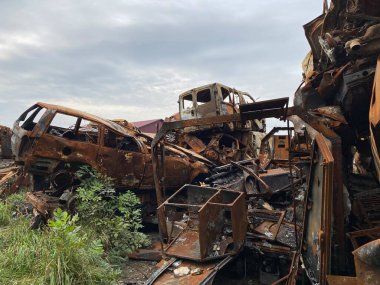 Kiev bölgesindeki Gostomel 'de yanmış ve bombalanmış bir grup araba.