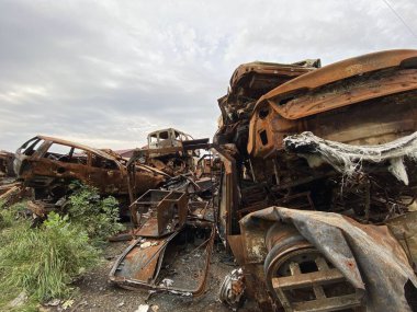 Kiev bölgesindeki Gostomel 'de yanmış ve bombalanmış bir grup araba.