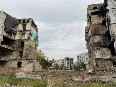 Rusya 'nın Ukrayna' yı işgalinden sonra Borodyanka 'daki yerleşim alanlarının yıkılması ve hasar görmesi