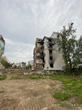 Rusya 'nın Ukrayna' yı işgalinden sonra Borodyanka 'daki yerleşim alanlarının yıkılması ve hasar görmesi